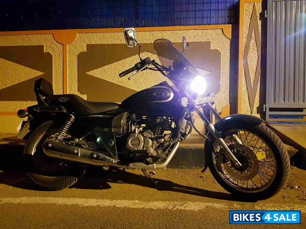 Black Bajaj Avenger Cruise 220