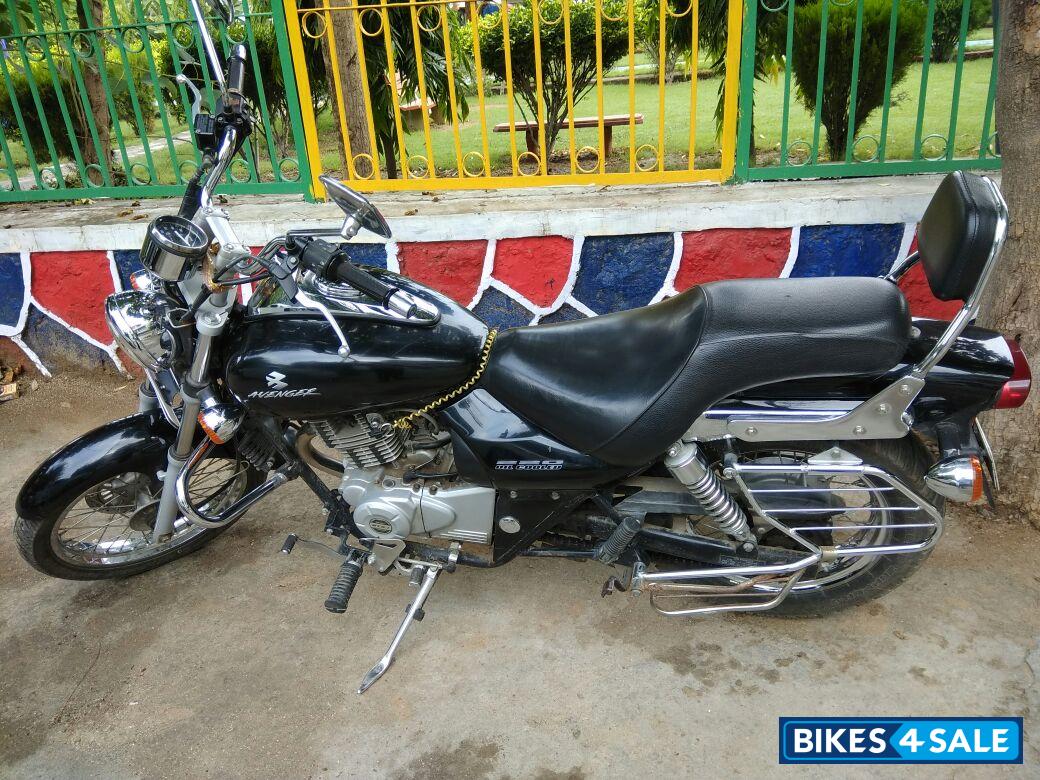 Black Bajaj Avenger 200 DTS-i