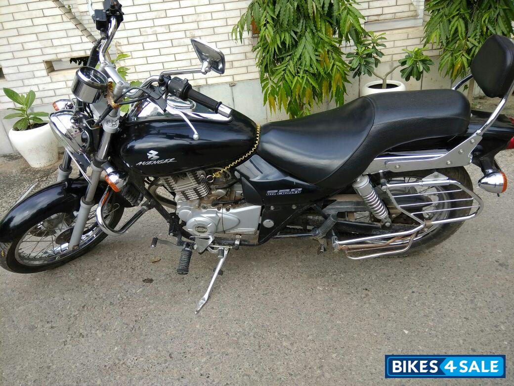 Black Bajaj Avenger 200 DTS-i