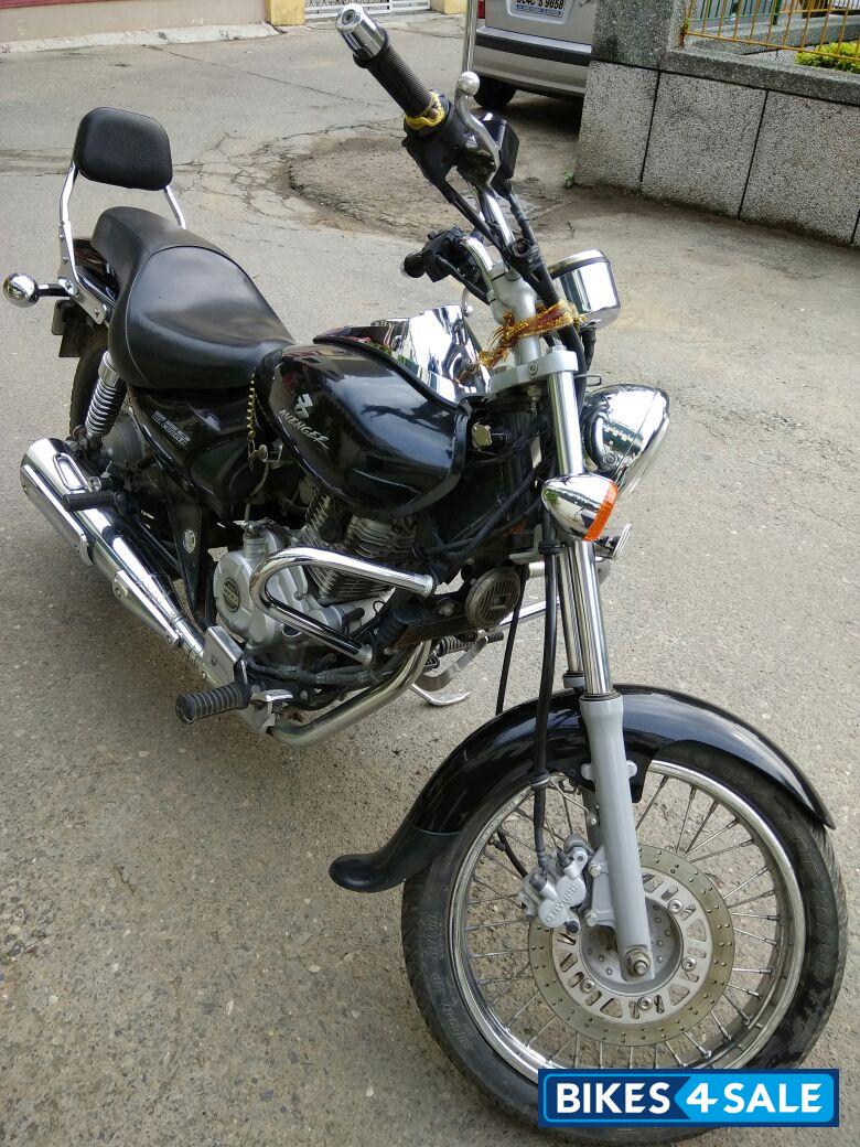 Black Bajaj Avenger 200 DTS-i