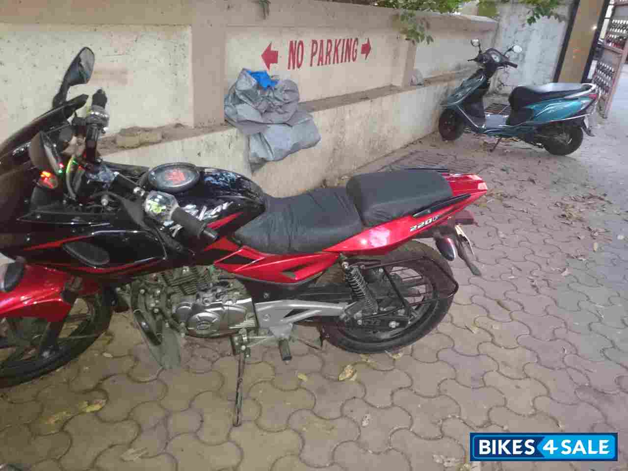 Red Bajaj Pulsar 220F