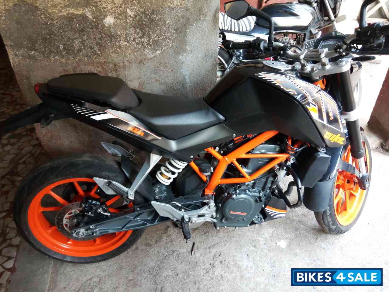 Black KTM Duke 390
