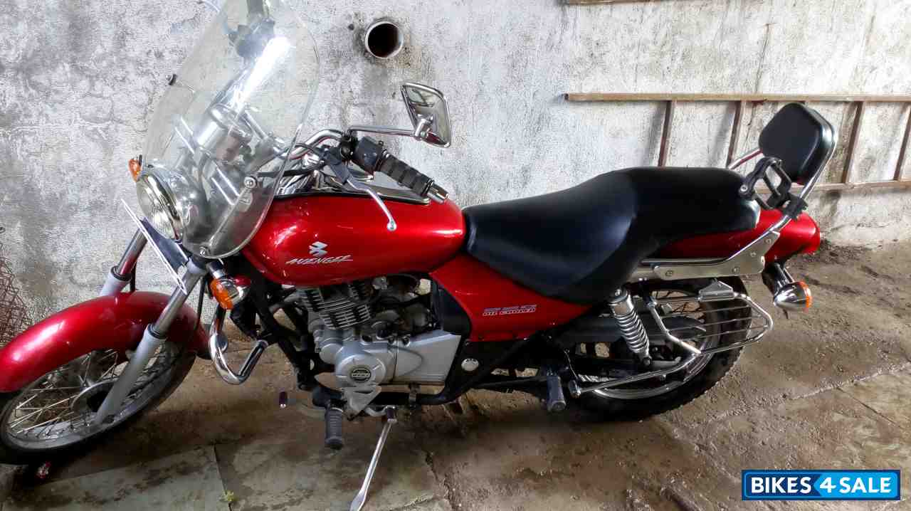 Red Bajaj Avenger 220 DTS-i
