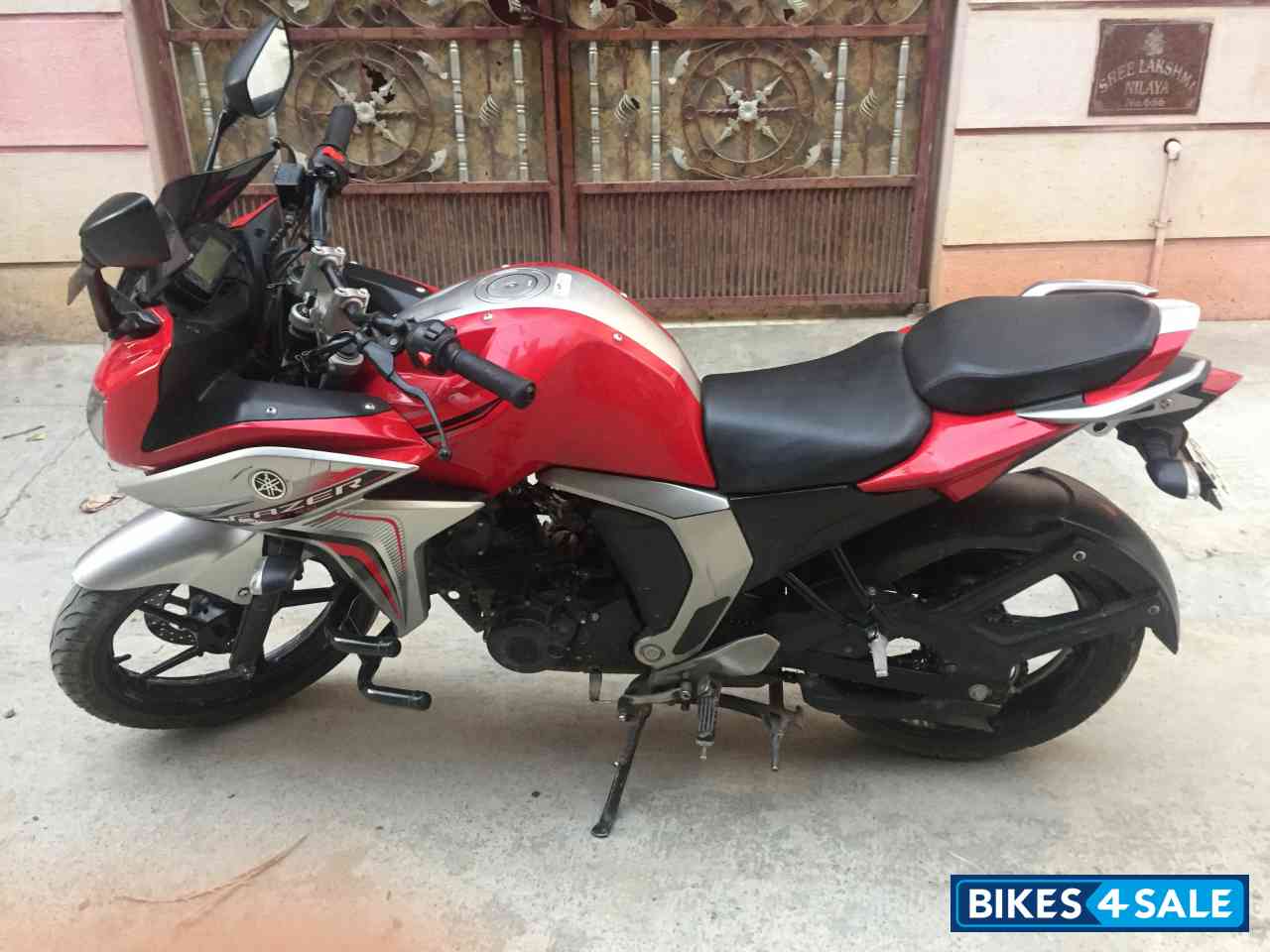 Red Yamaha Fazer FI V2