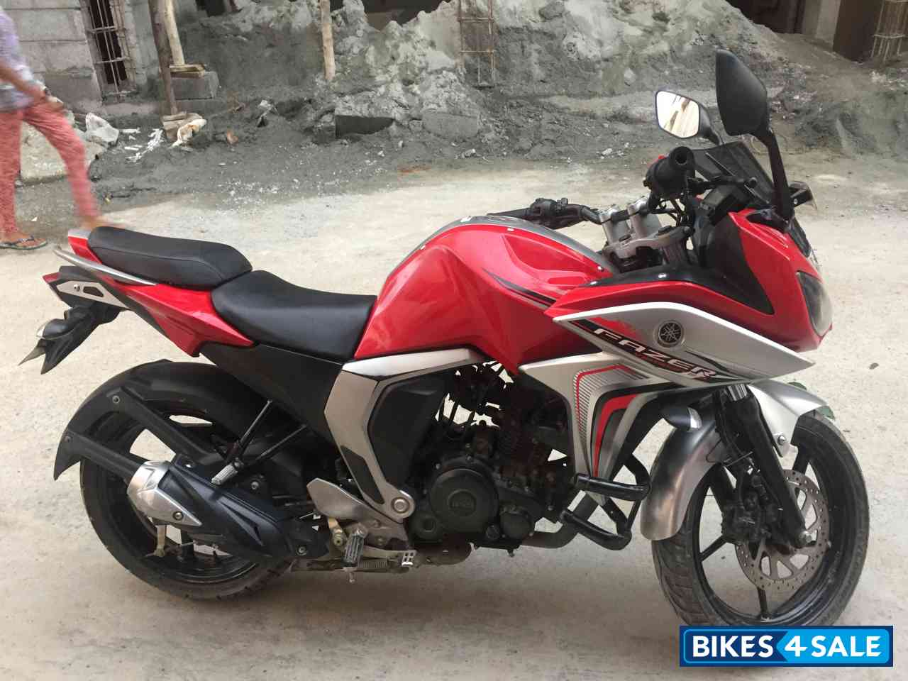Red Yamaha Fazer FI V2