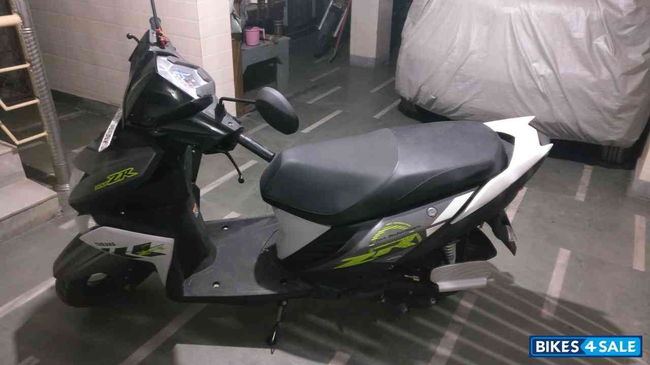 Black White Yamaha Cygnus Ray ZR