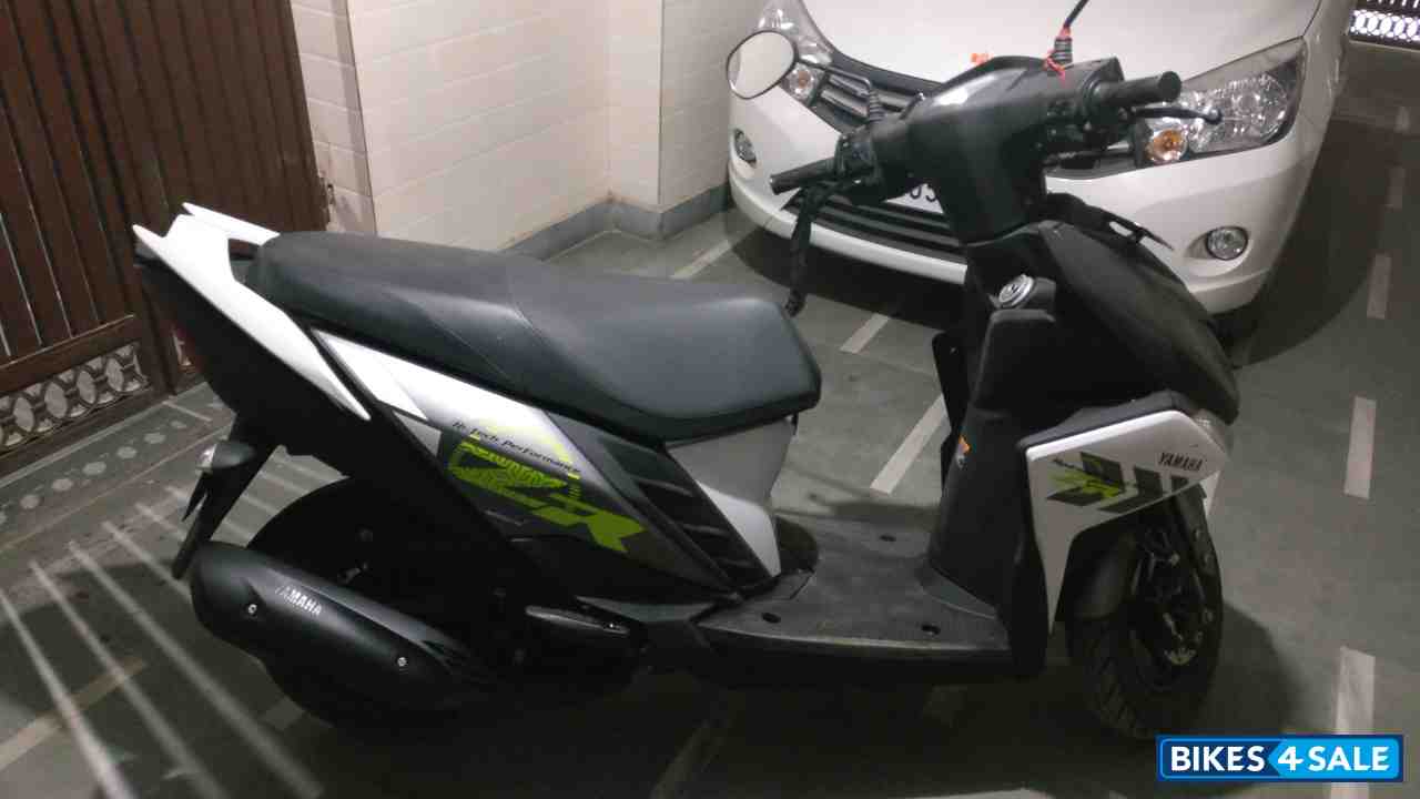 Black White Yamaha Cygnus Ray ZR