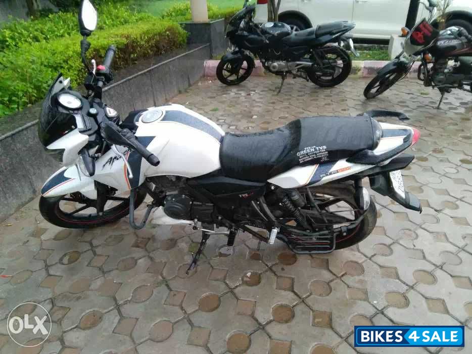 White TVS Apache RTR 160