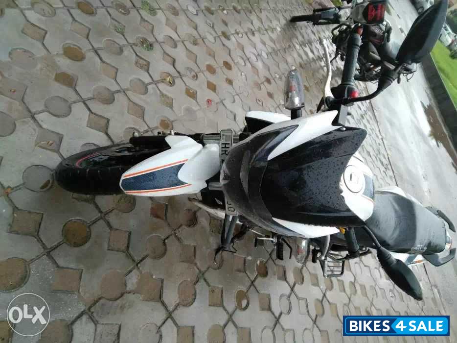 White TVS Apache RTR 160