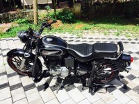 Black Royal Enfield Bullet 500