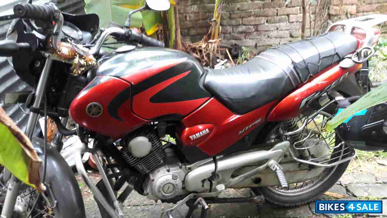 Black & Red Yamaha Fazer 125