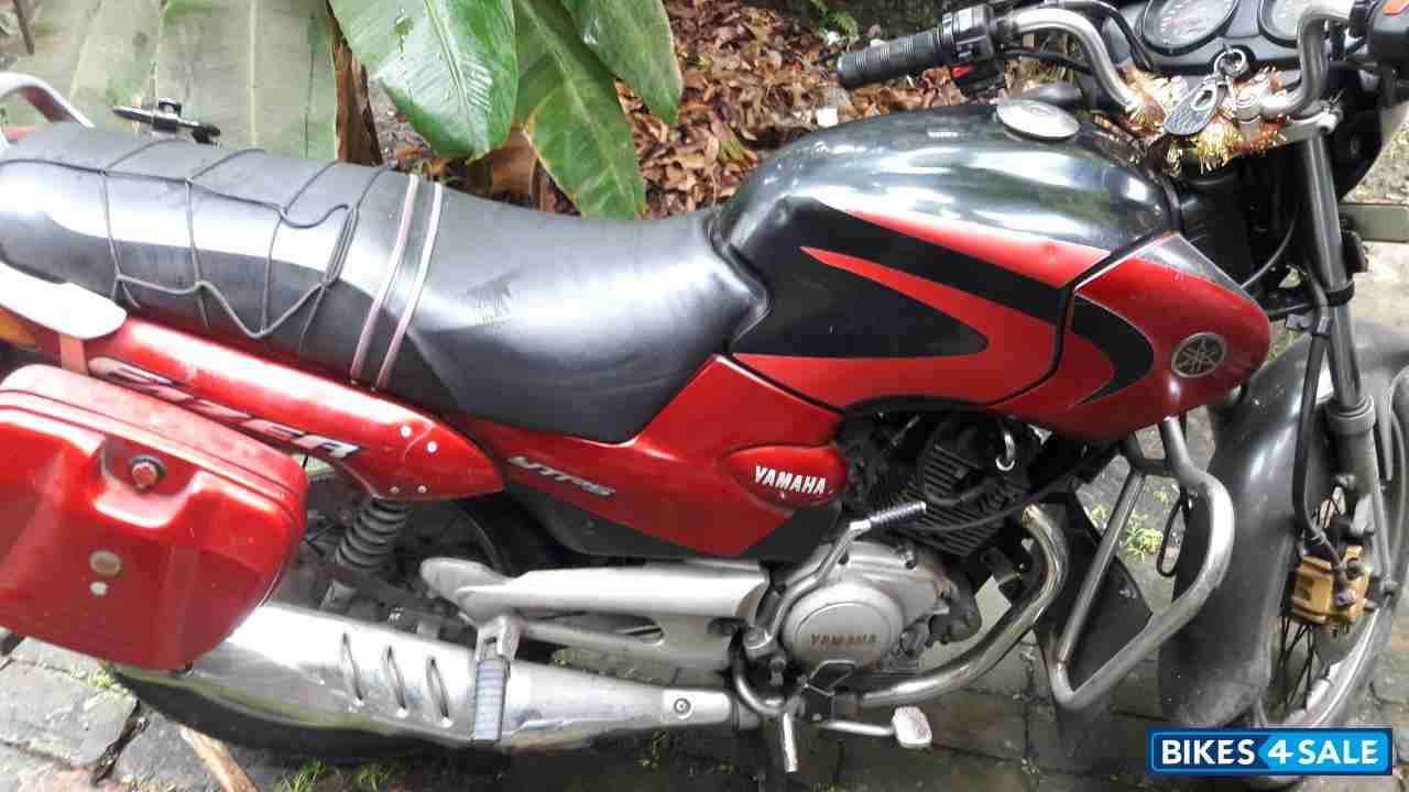 Black & Red Yamaha Fazer 125