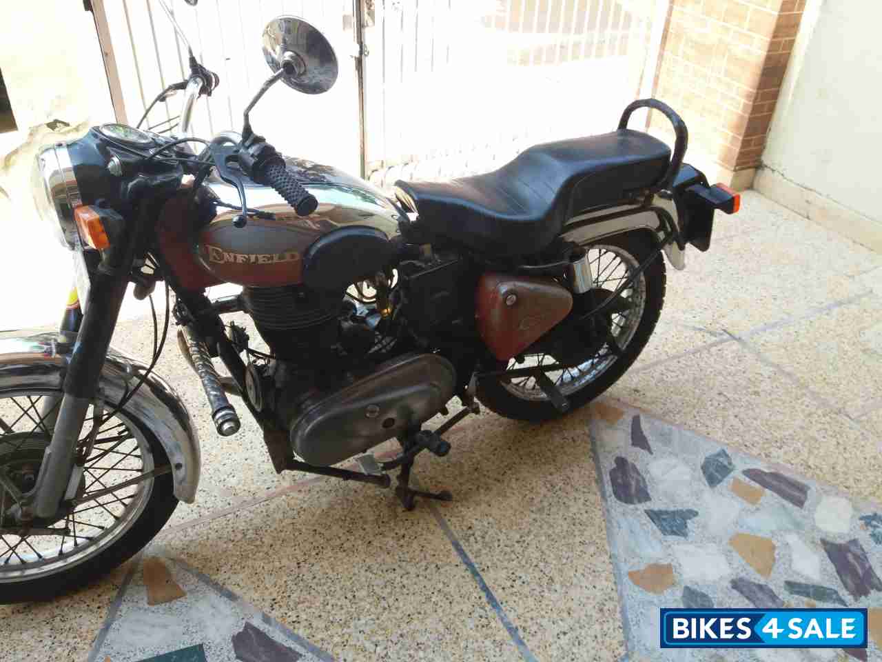 Red Royal Enfield Bullet Machismo 350 Old