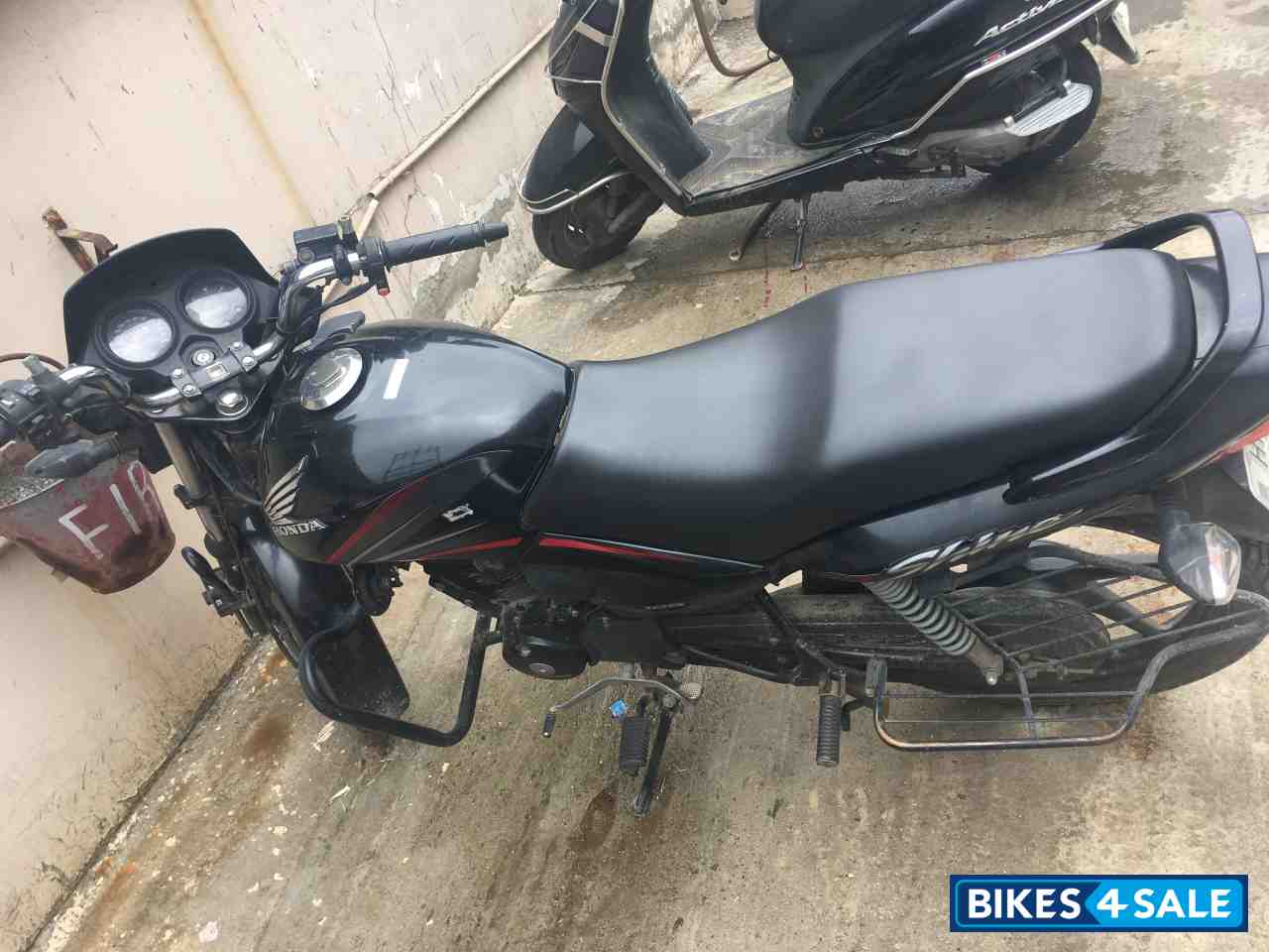 Black Honda CB Shine