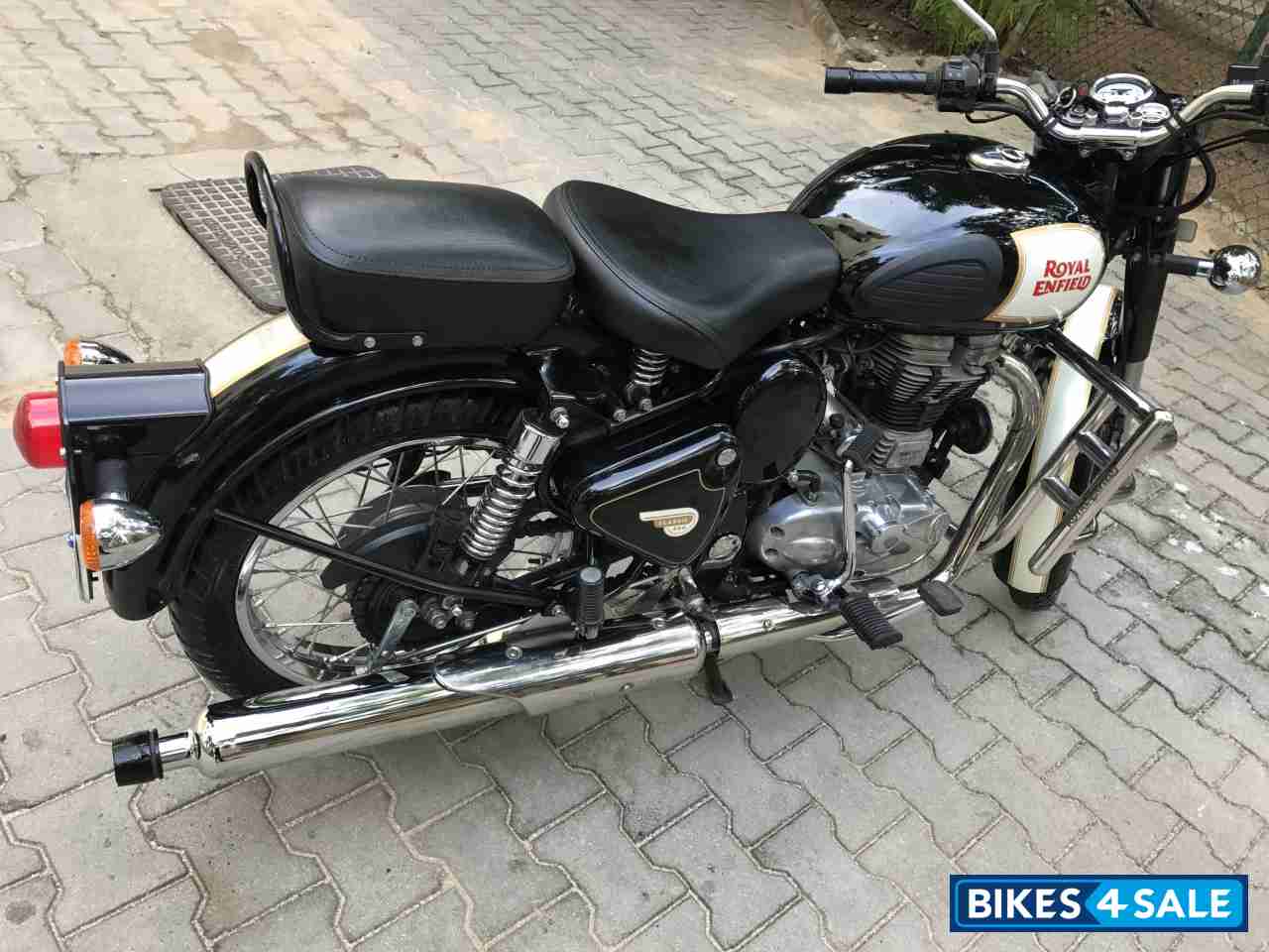 Black Royal Enfield Classic 500