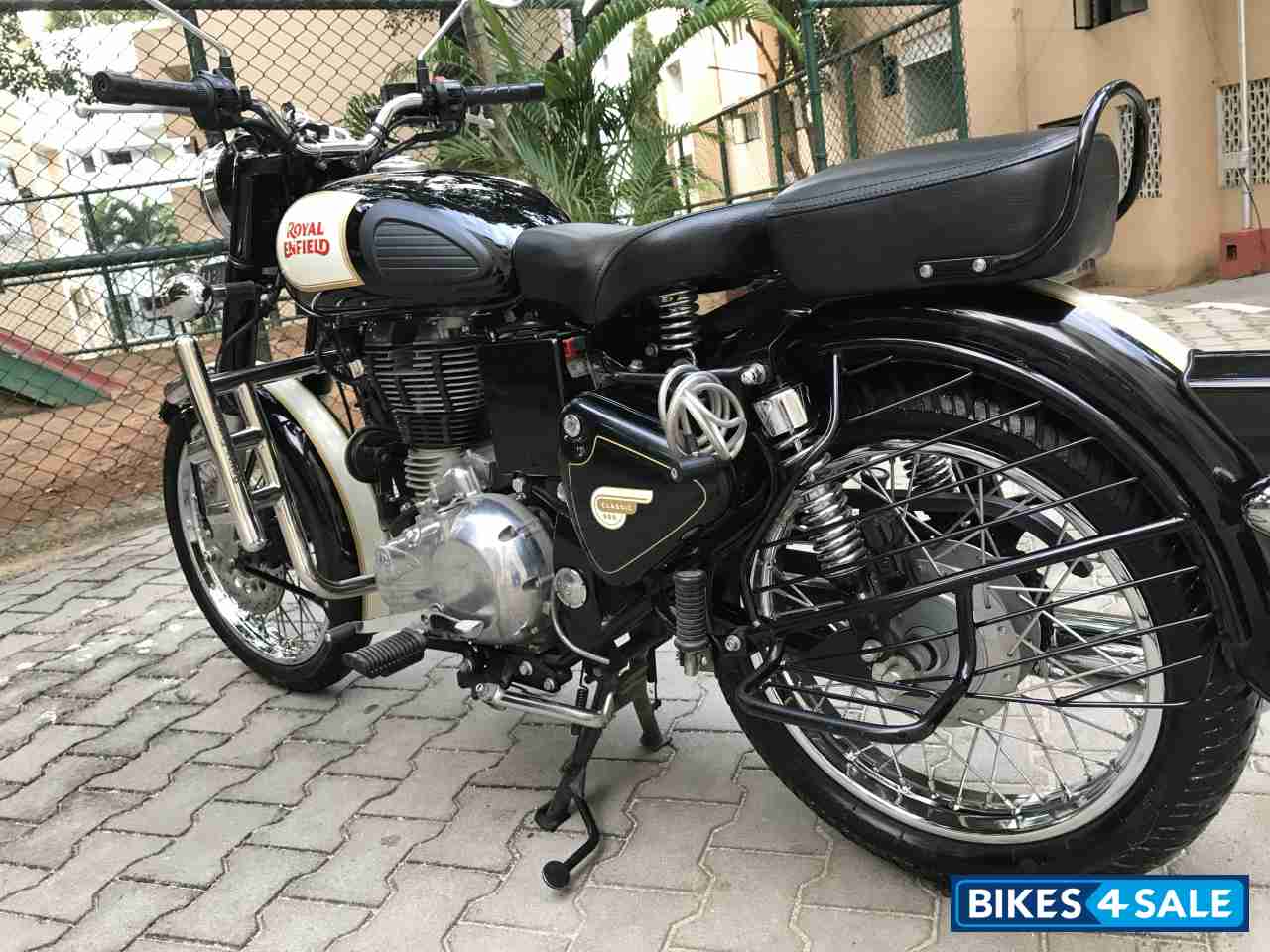 Black Royal Enfield Classic 500