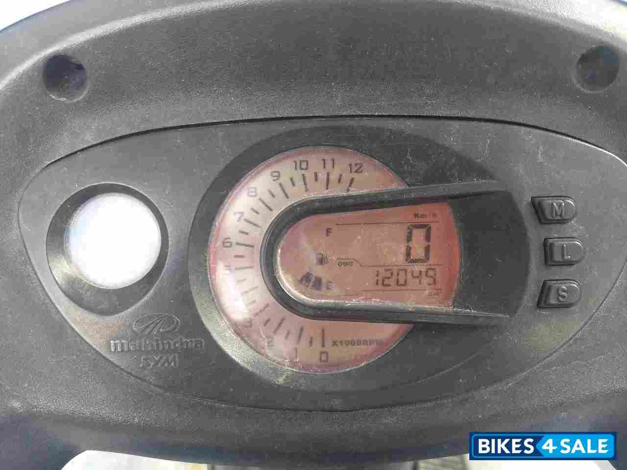 Pearl White Mahindra Rodeo