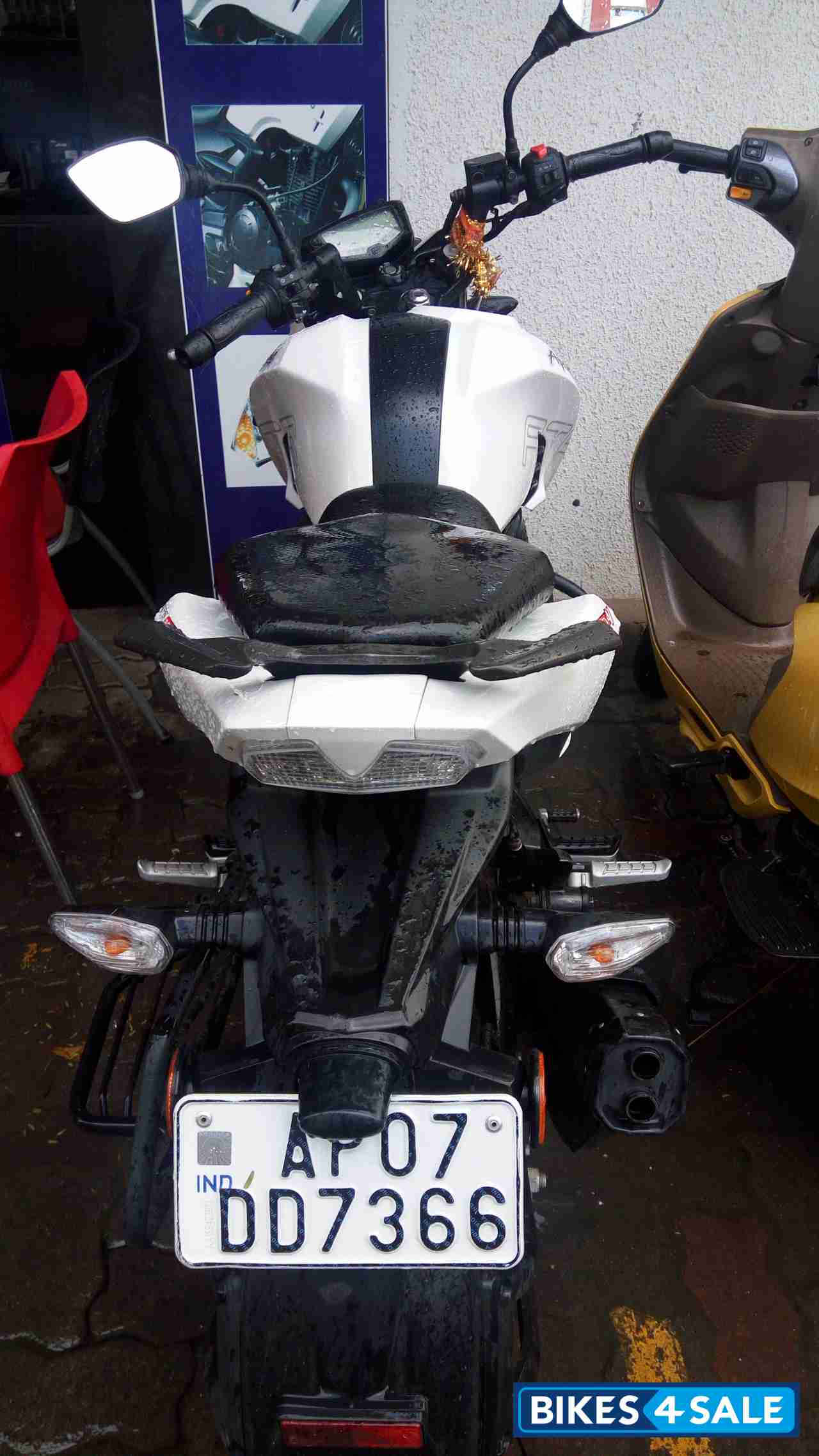 Pearl White TVS Apache RTR 200 4V