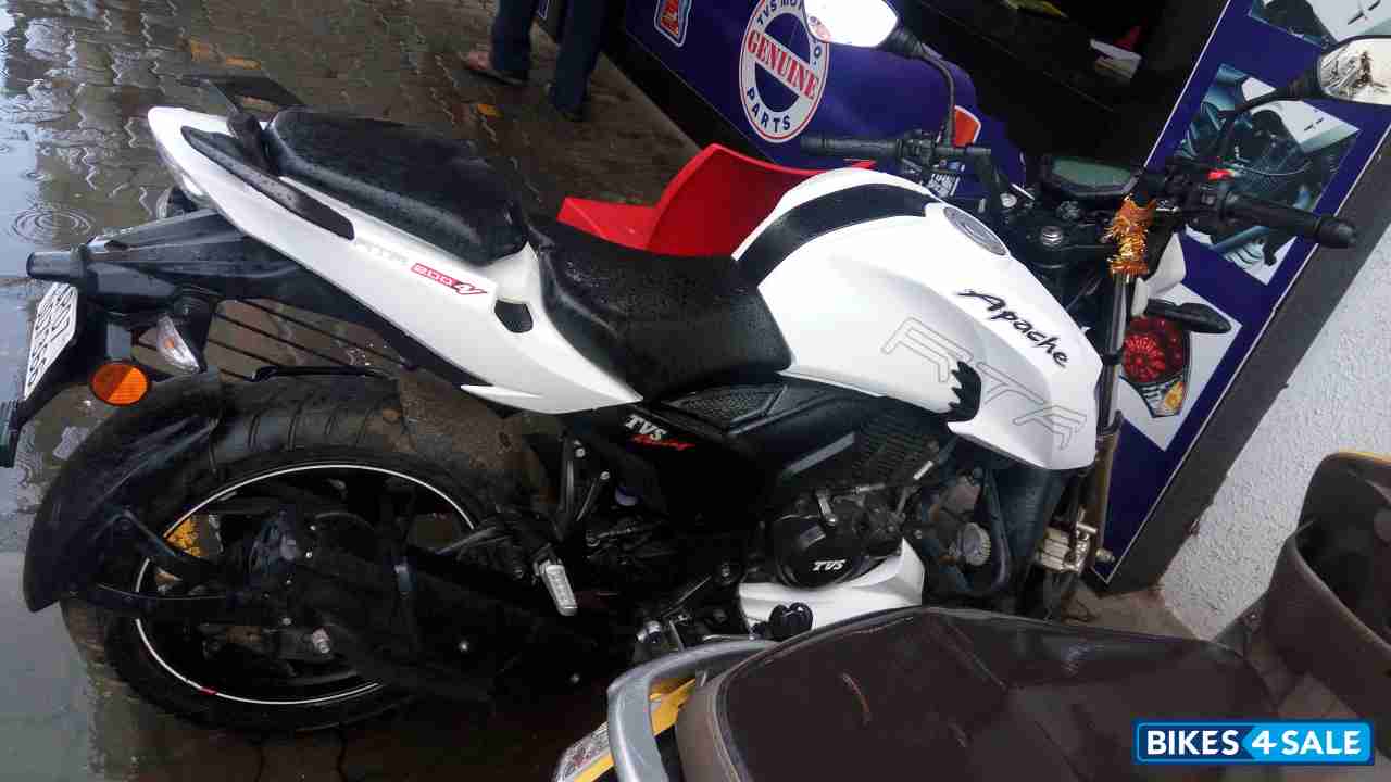Pearl White TVS Apache RTR 200 4V