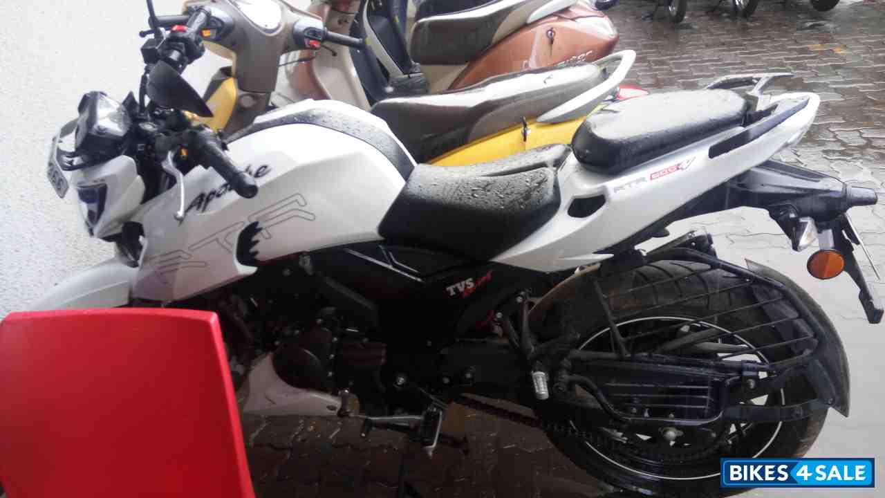 Pearl White TVS Apache RTR 200 4V