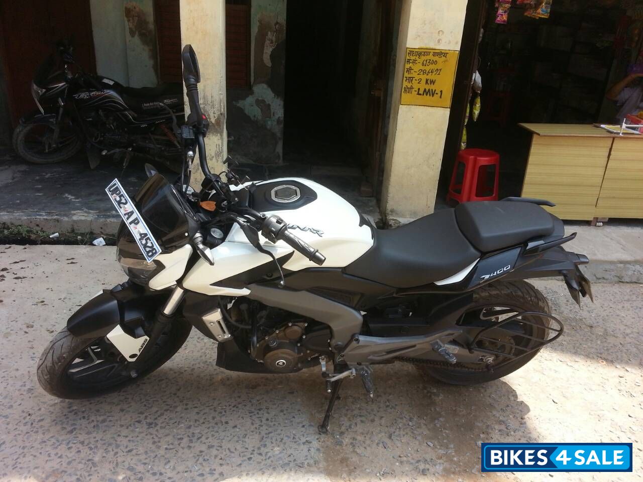 White Bajaj Dominar 400