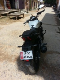 White Bajaj Dominar 400