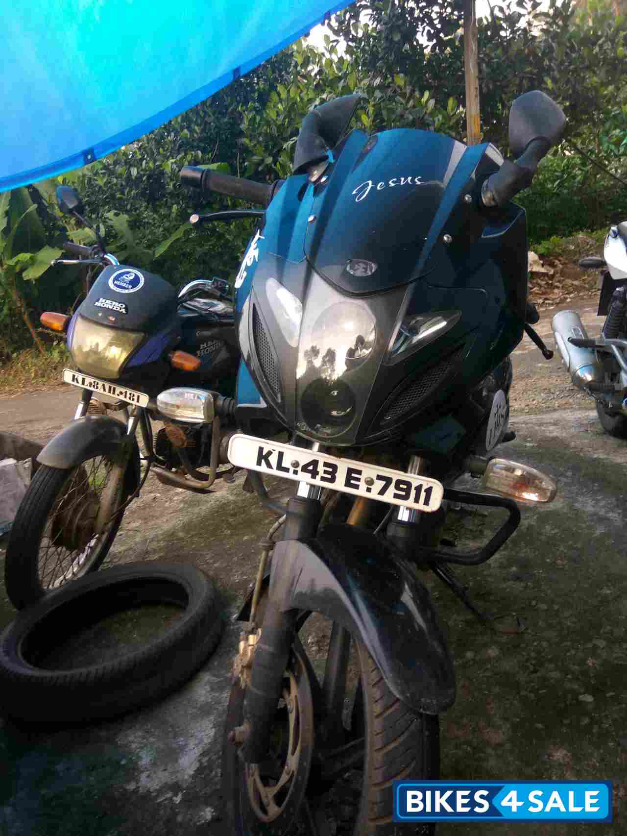 Black Bajaj Pulsar 220F