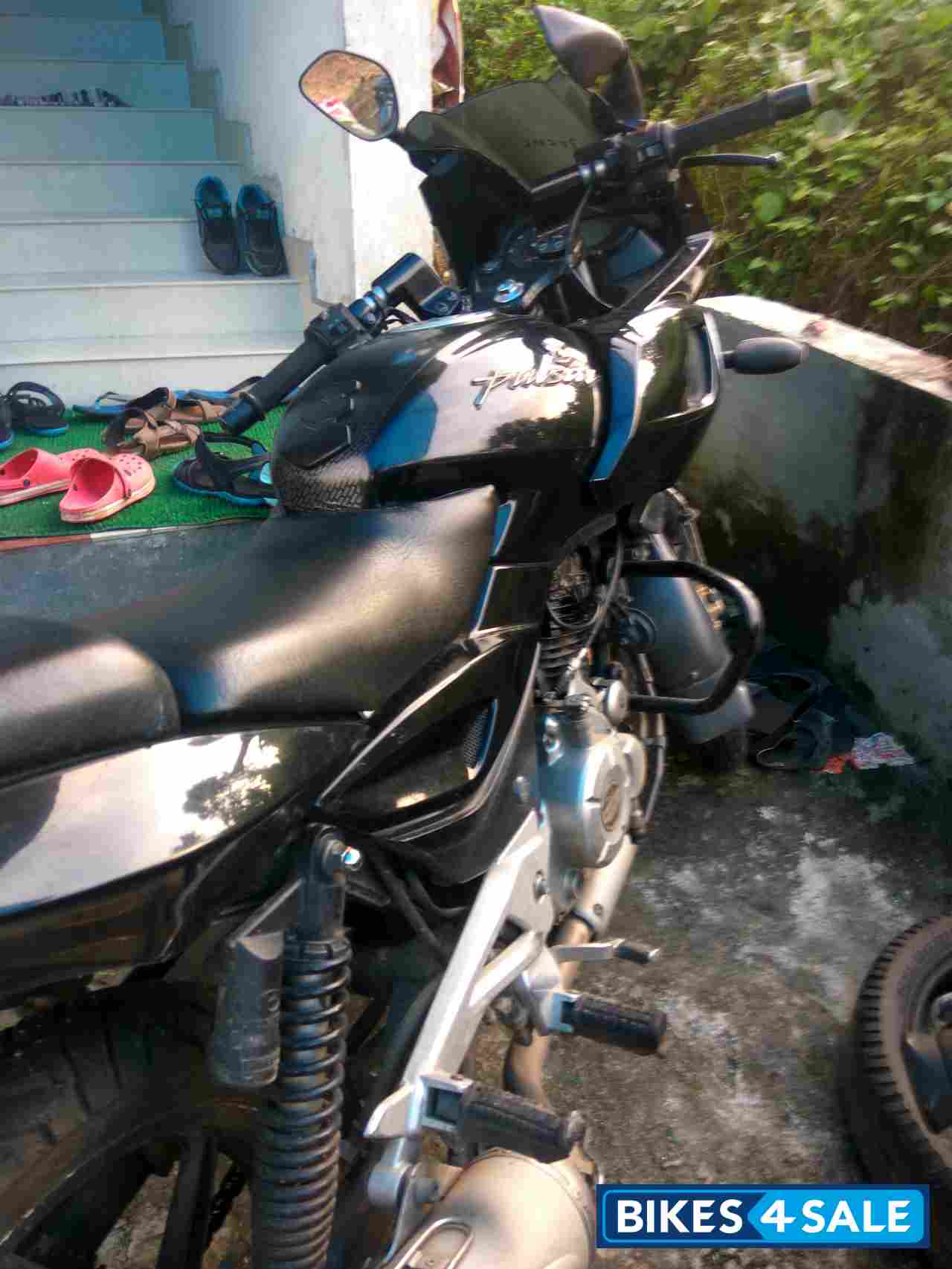 Black Bajaj Pulsar 220F