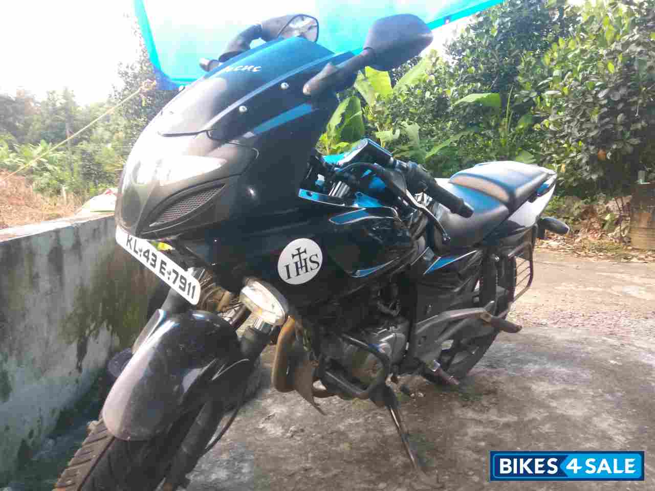 Black Bajaj Pulsar 220F