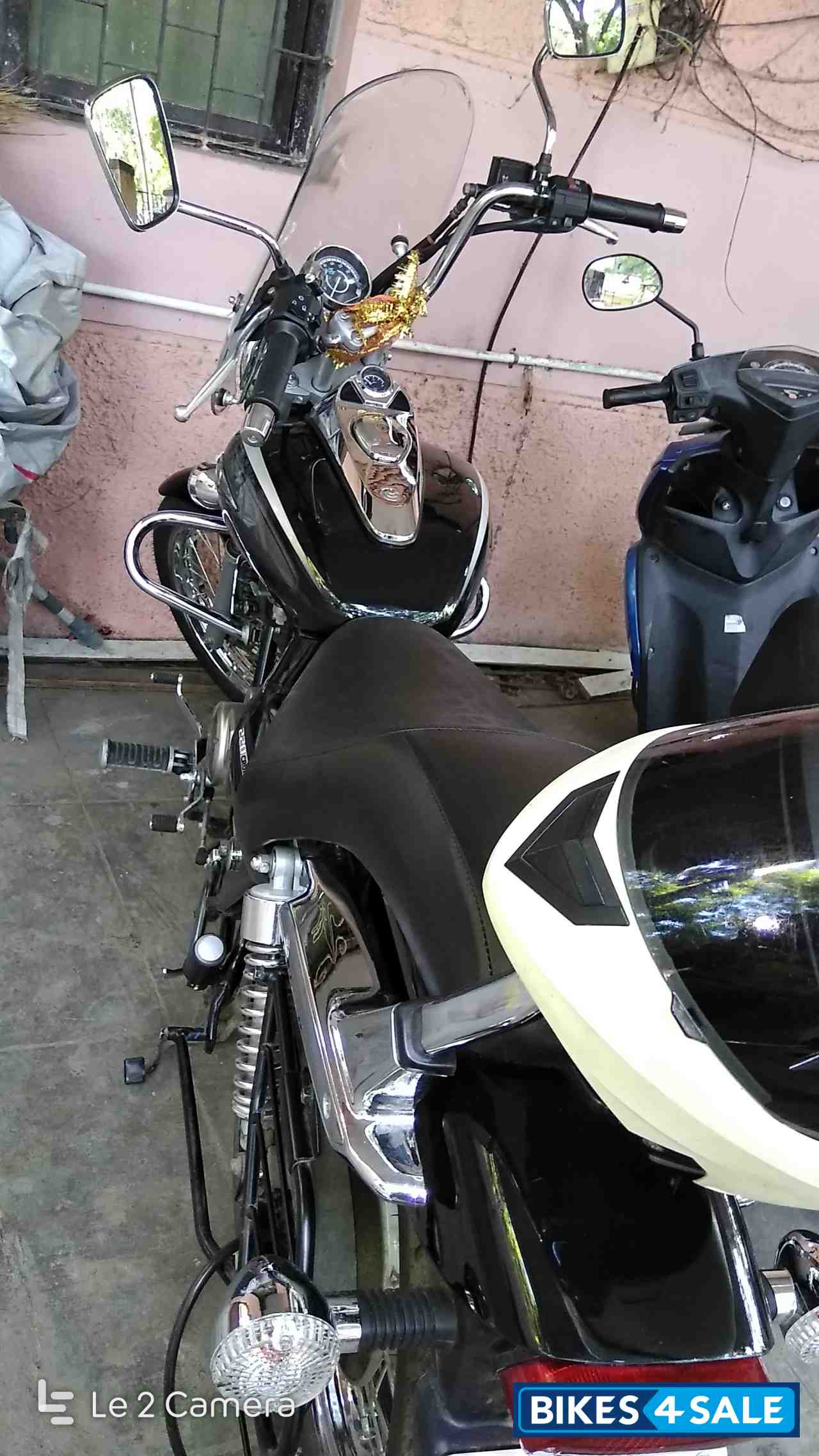 Black Bajaj Avenger Cruise 220