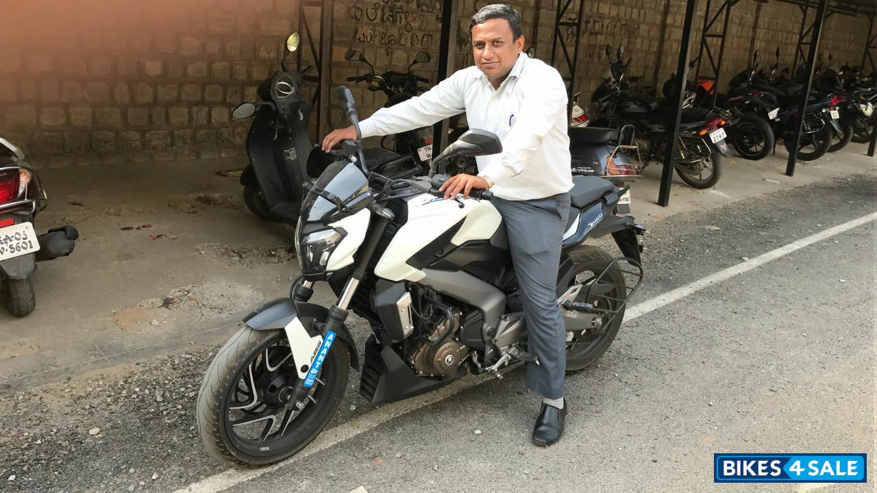 White Bajaj Dominar 400