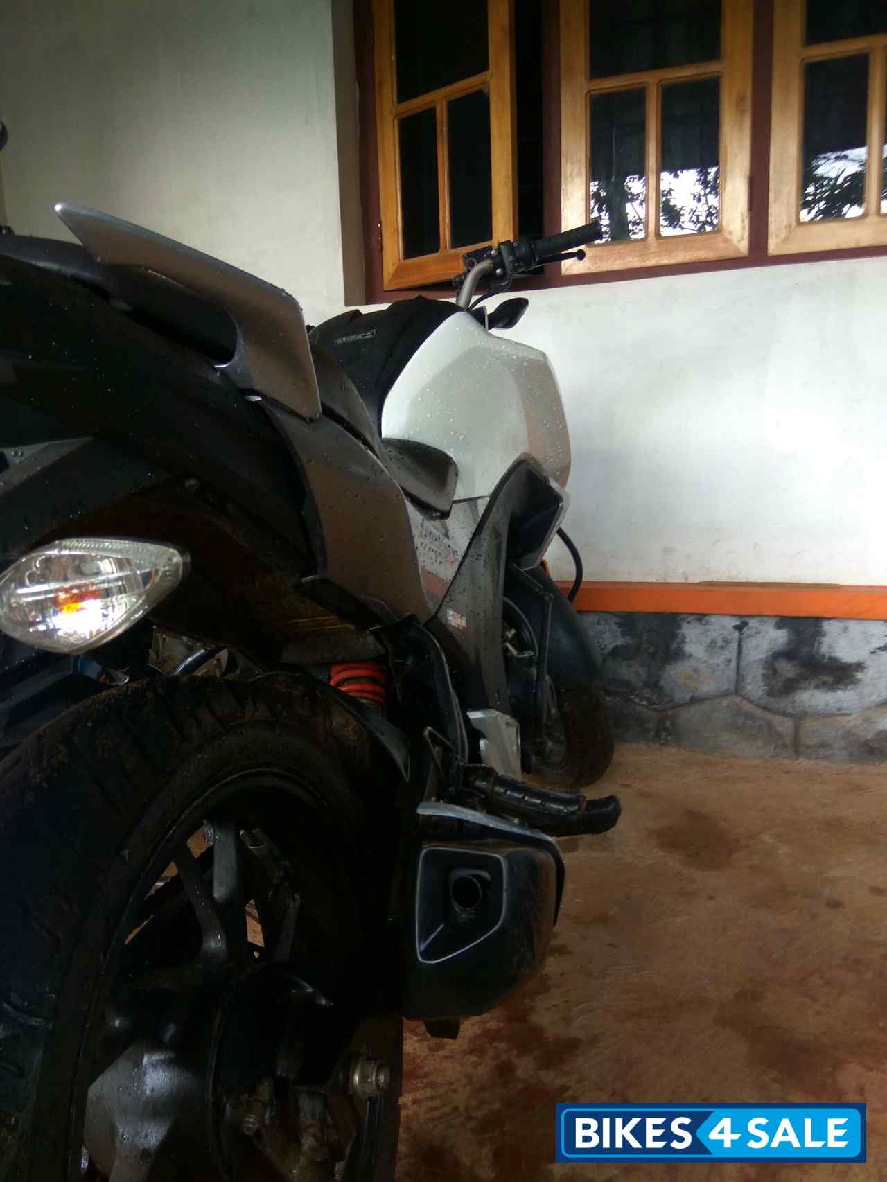 White Honda CB Hornet 160R
