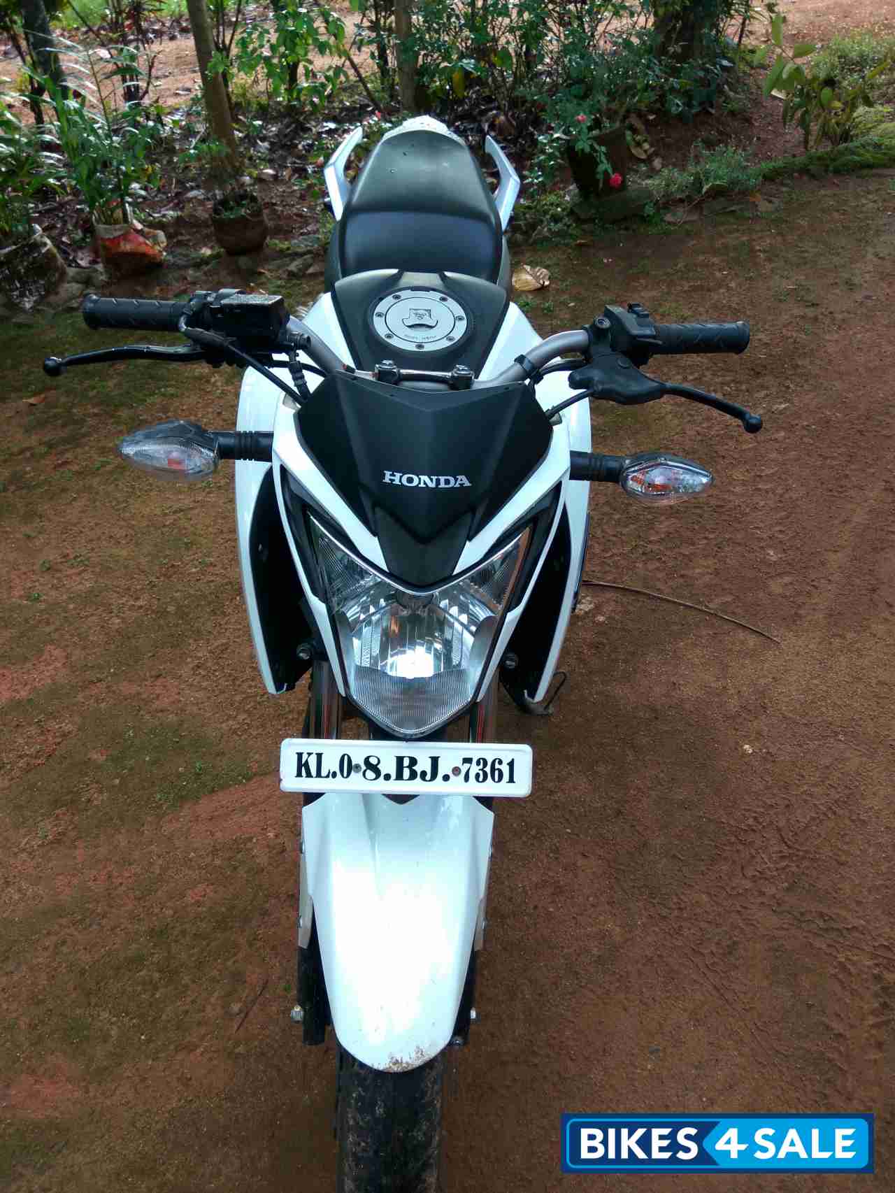 White Honda CB Hornet 160R