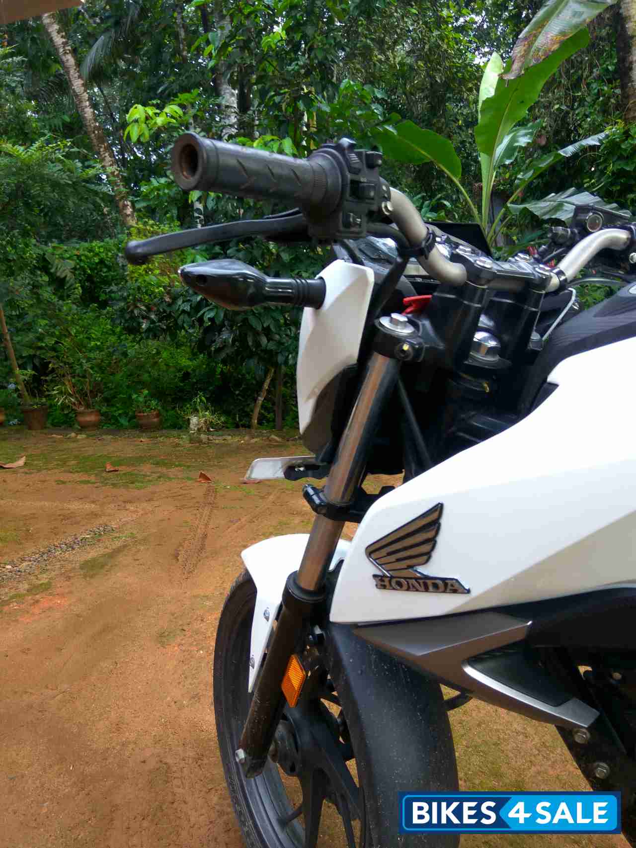 White Honda CB Hornet 160R
