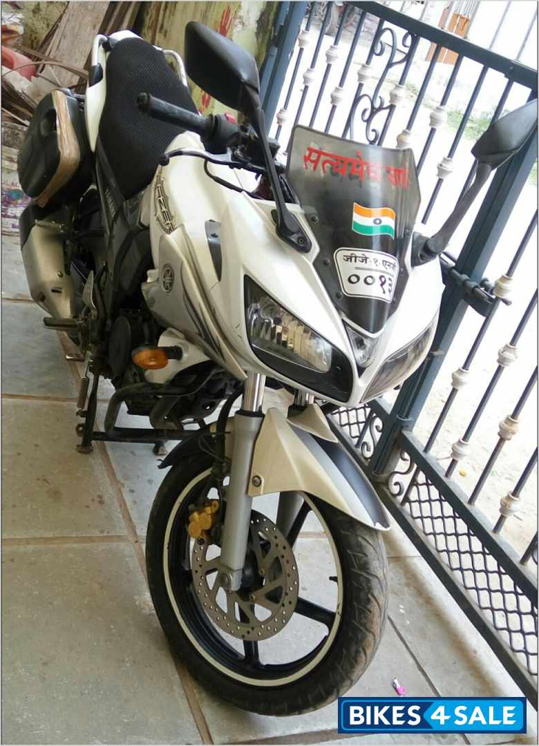 White Yamaha Fazer