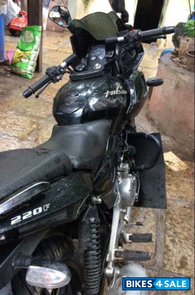 Black Bajaj Pulsar 220 DTSi