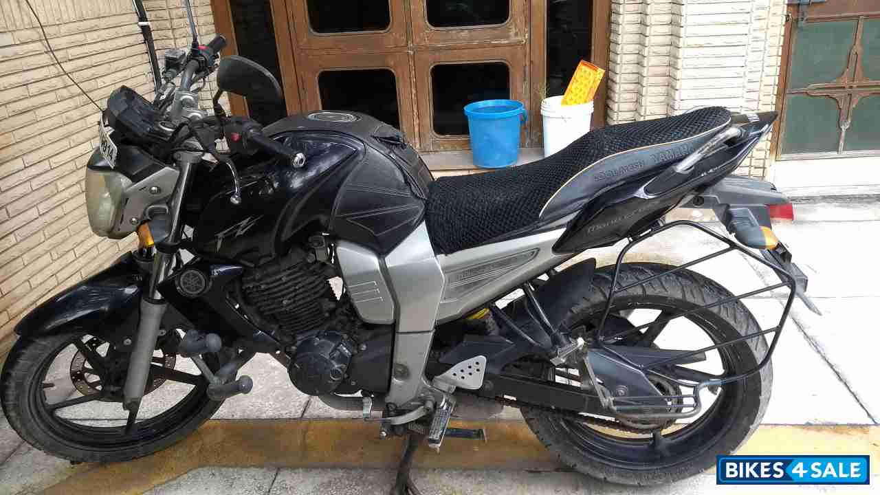 Black Yamaha FZ16