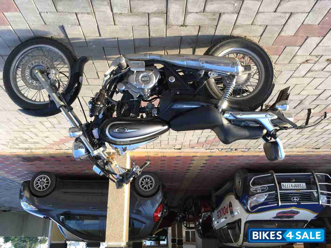 Black Bajaj Avenger Cruise 220