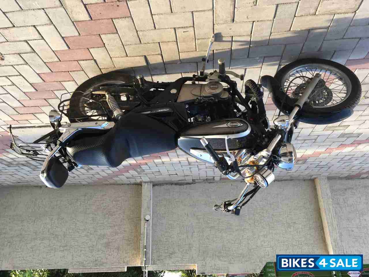 Black Bajaj Avenger Cruise 220