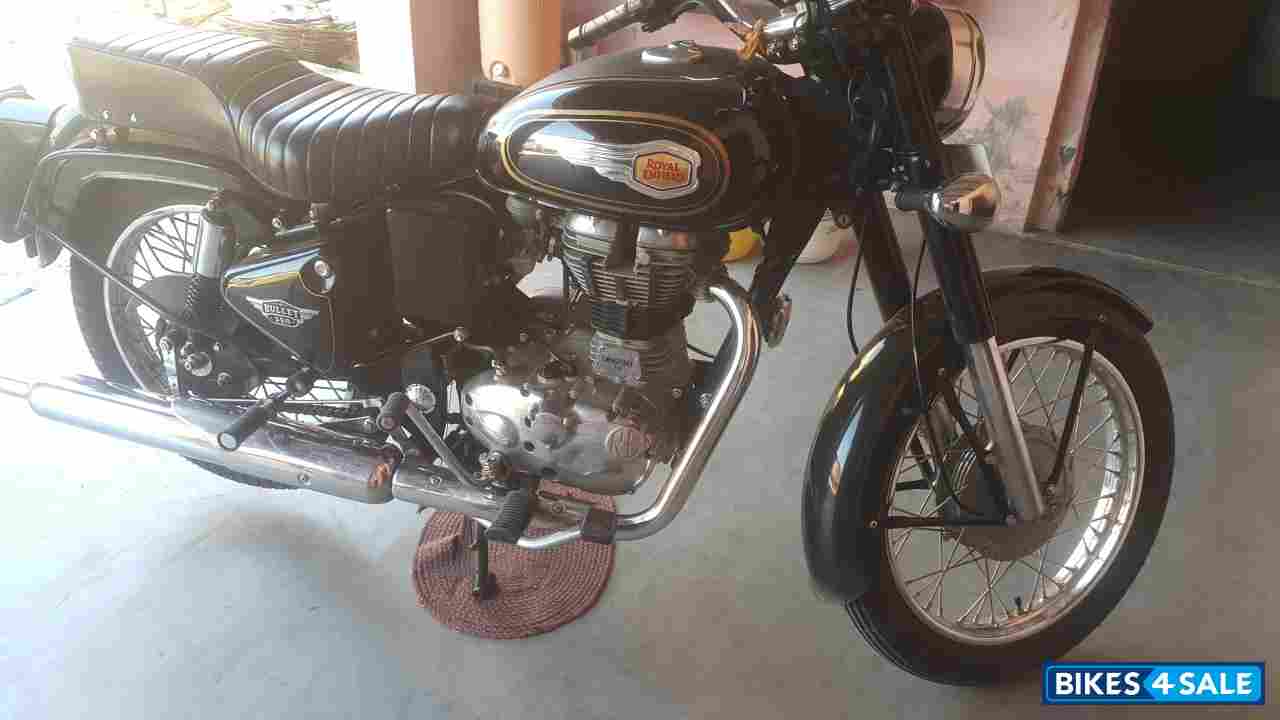 Black Royal Enfield Bullet Standard 350