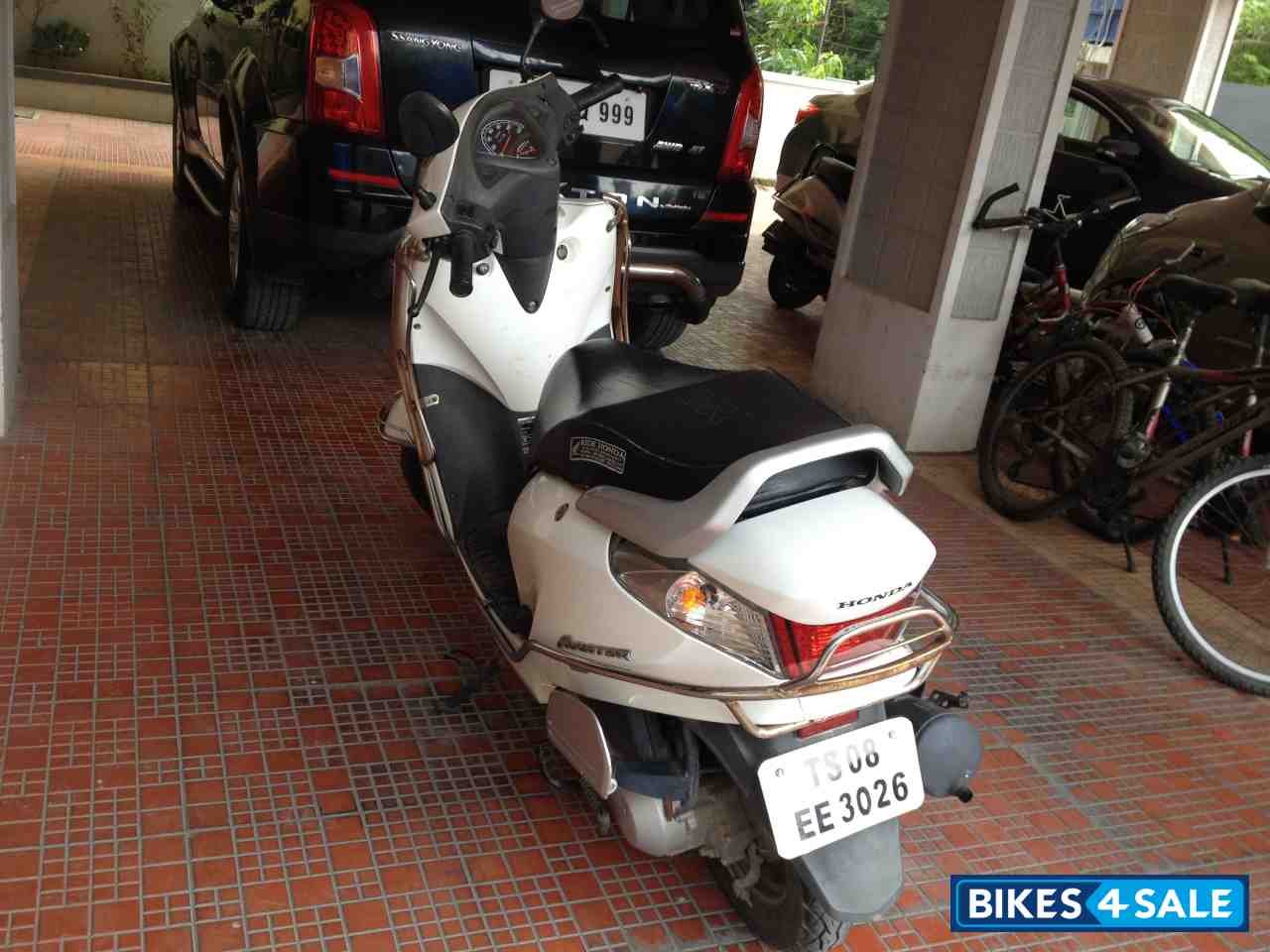 White Honda Aviator