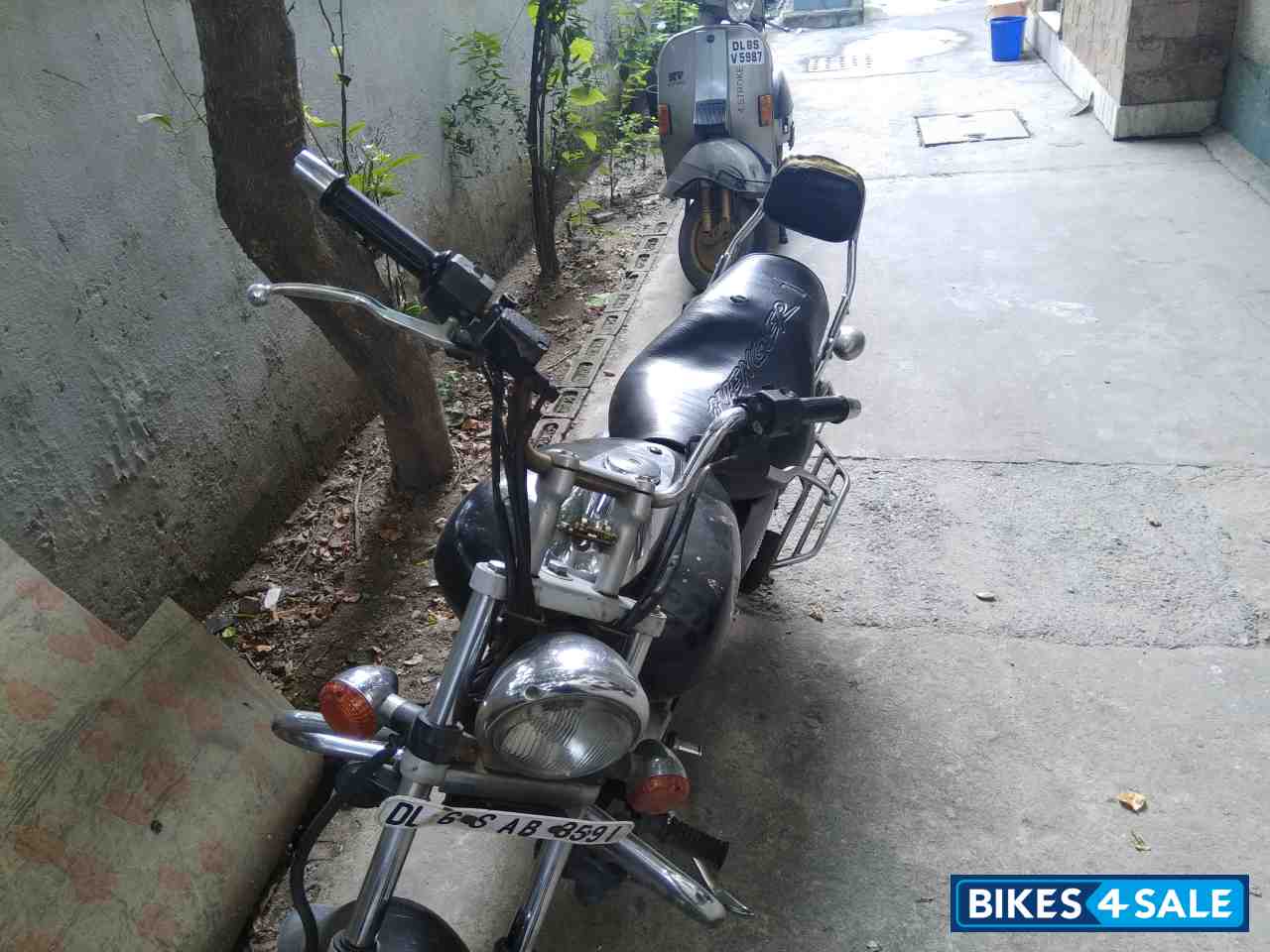 Black Bajaj Avenger 200 DTS-i