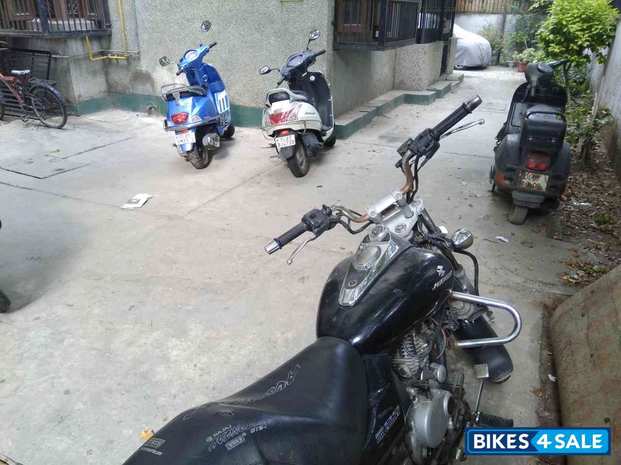 Black Bajaj Avenger 200 DTS-i