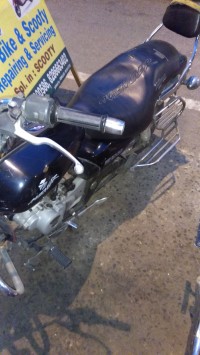 Black Bajaj Avenger 200 DTS-i