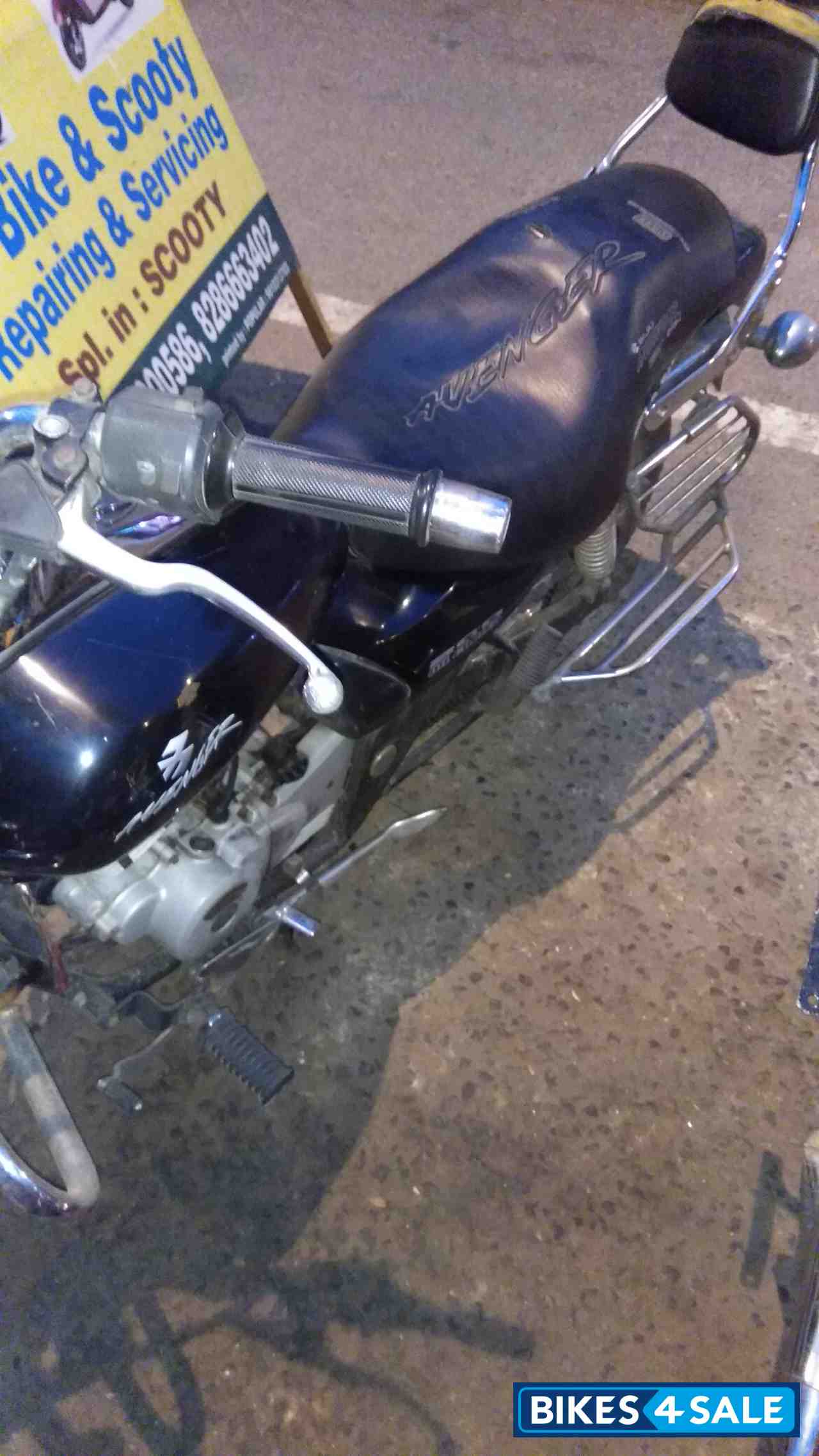 Black Bajaj Avenger 200 DTS-i