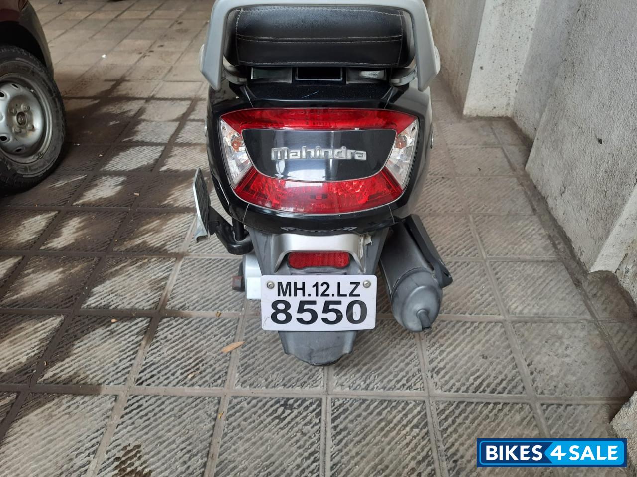 Black Mahindra Gusto