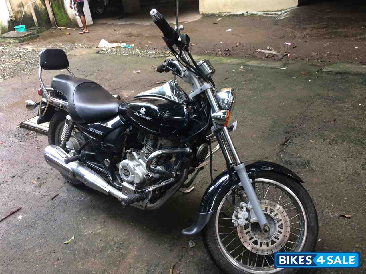 Black Bajaj Avenger 220 DTS-i Black Bajaj Avenger 220 DTS-i
