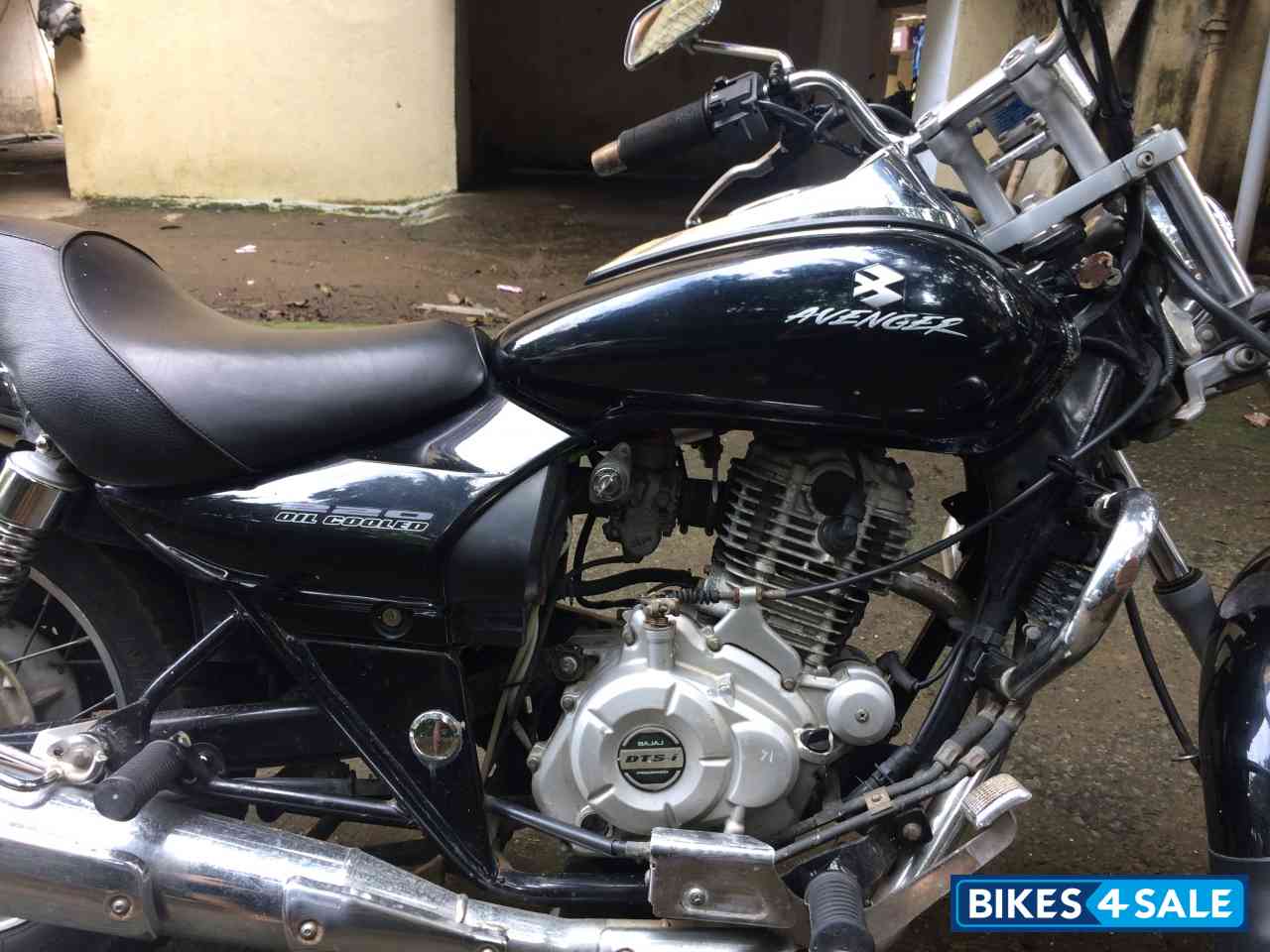 Black Bajaj Avenger 220 DTS-i Black Bajaj Avenger 220 DTS-i