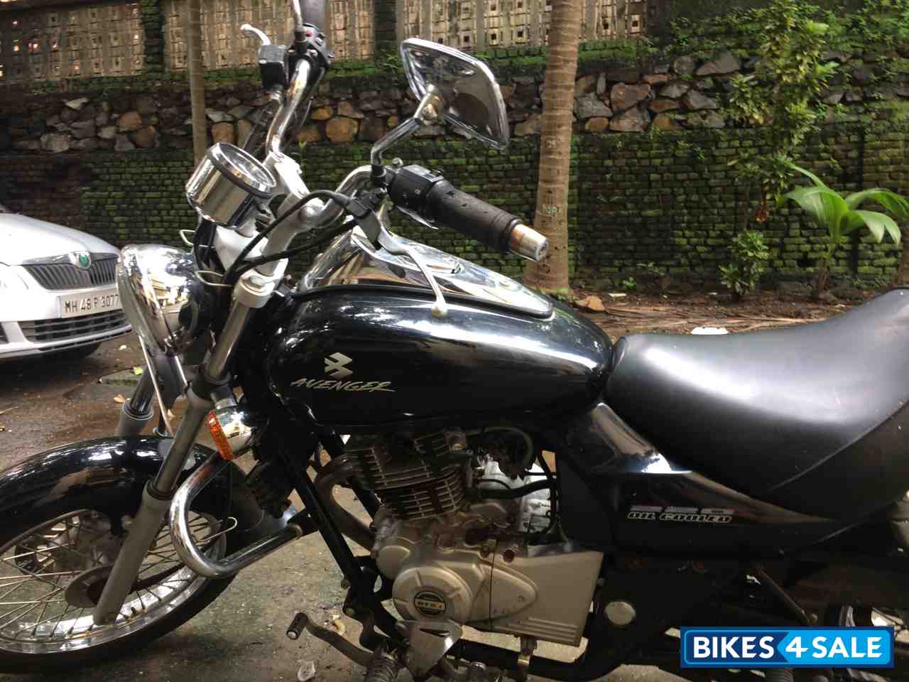 Black Bajaj Avenger 220 DTS-i Black Bajaj Avenger 220 DTS-i