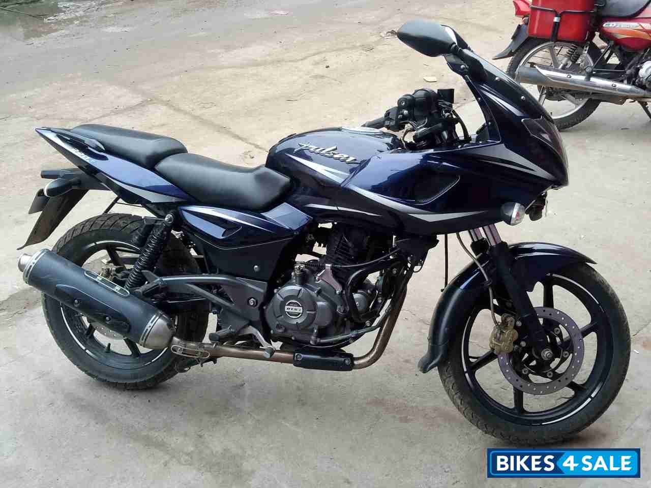Blue&silver Bajaj Pulsar 220 DTSFi